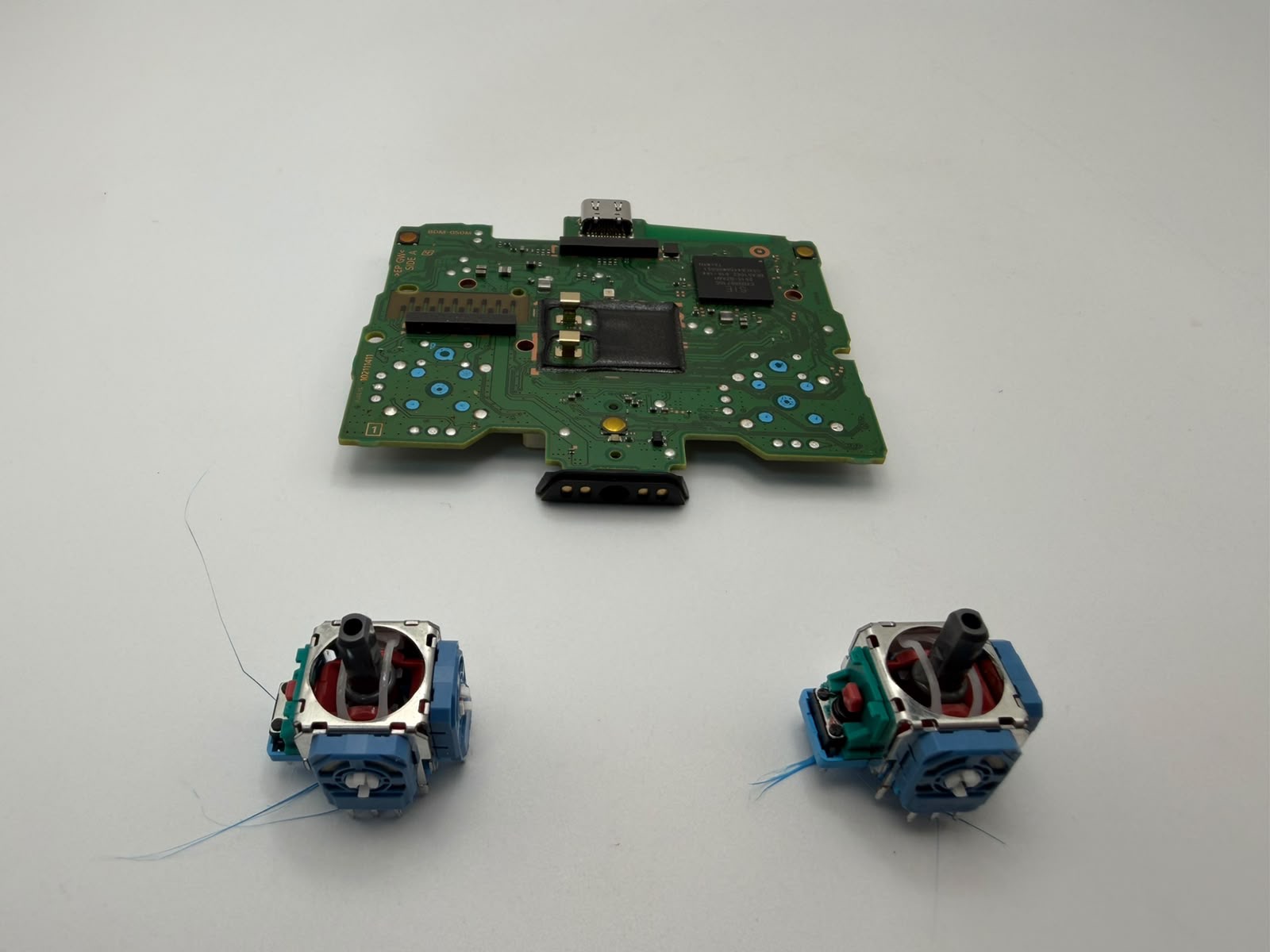 Stick analogici e scheda controller PS5 in riparazione